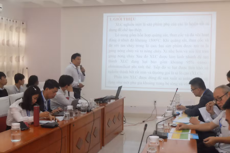 Các tác giả trình bày báo cáo tại Hội thảo.