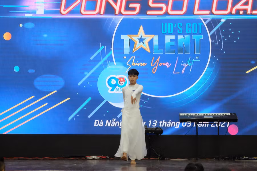 Tiết mục múa của nam sinh viên.