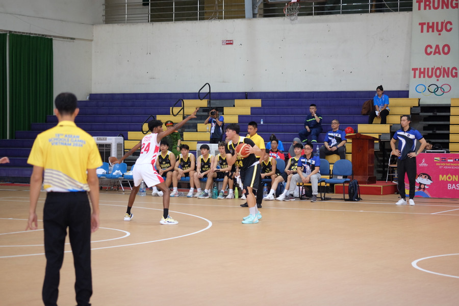 Đội bóng rổ Brunei (áo đen) khi có bóng. Đội bóng rổ Brunei (áo đen) khi có bóng.