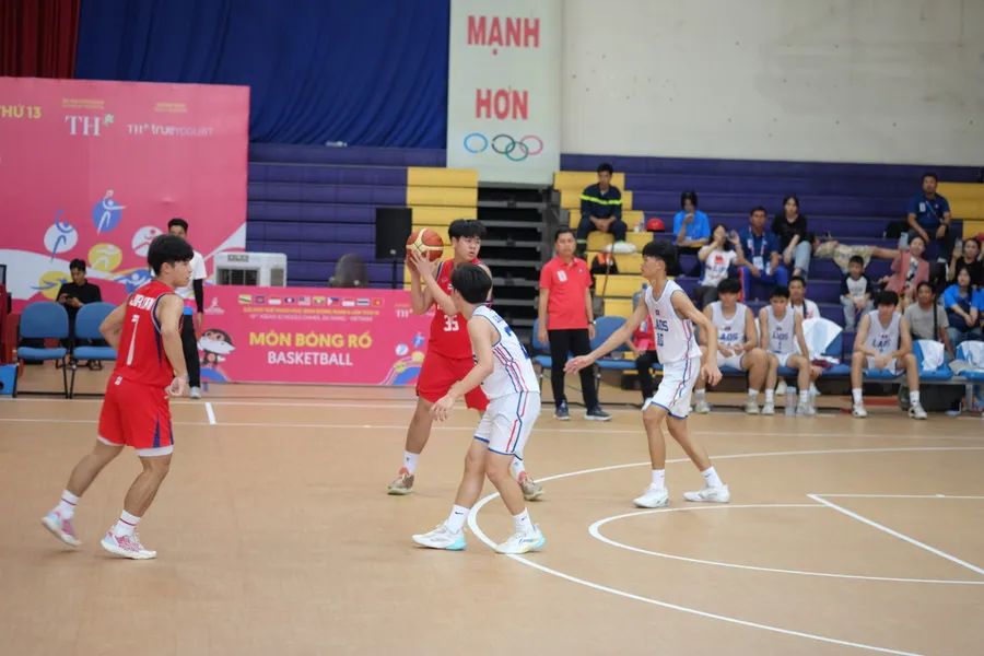Đội bóng rổ nam của Lào (áo trắng) và Thái Lan (áo đỏ) tại trận đấu chiều 2/6. 