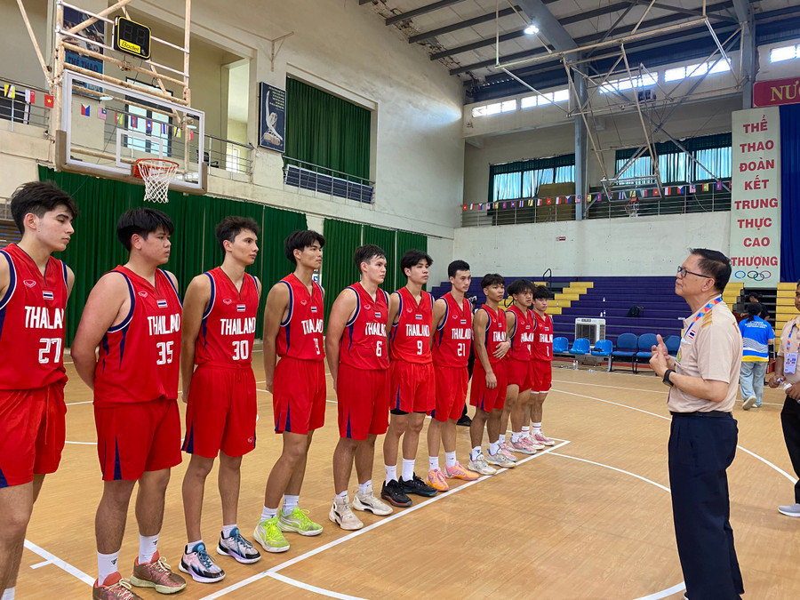 Ban huấn luyện đội tuyển bóng rổ nam của Thái Lan trao đổi với các cầu thủ. Ban huấn luyện đội tuyển bóng rổ nam của Thái Lan trao đổi với các cầu thủ.