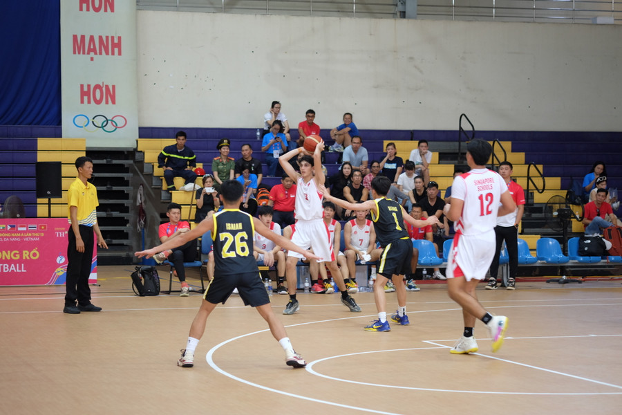 Pha tranh chấp quyết liệt từ 2 đội. Pha tranh chấp quyết liệt từ 2 đội.