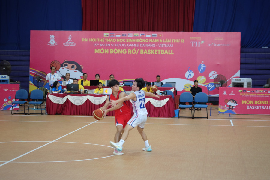 Pha qua người của vận động viên Jirakorn Noah Schmid (áo đỏ). Pha qua người của vận động viên Jirakorn Noah Schmid (áo đỏ).