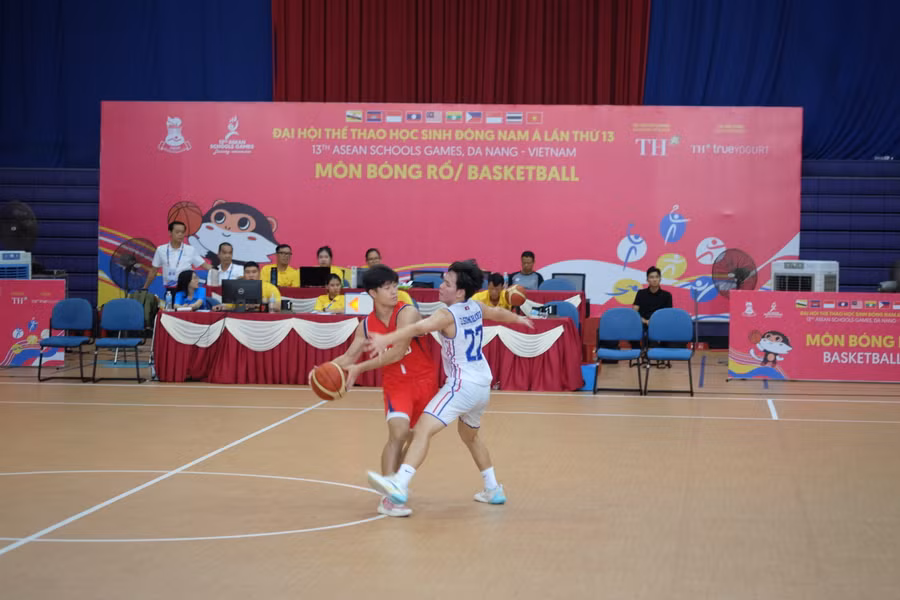 Pha qua người của vận động viên Jirakorn Noah Schmid (áo đỏ).