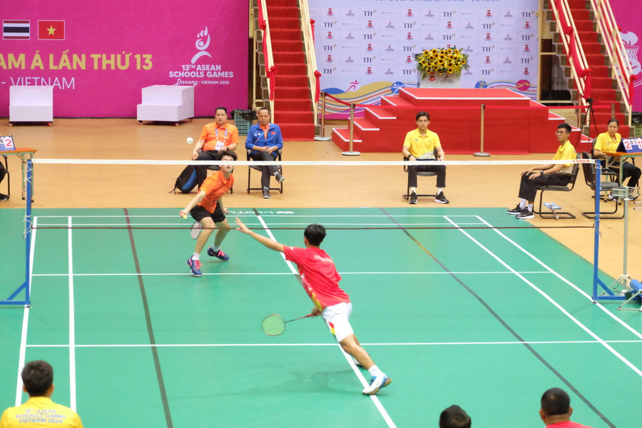 Tay vợt Lê Minh Sơn (áo cam) thi đấu với tay vợt Indonesia. Tay vợt Lê Minh Sơn (áo cam) thi đấu với tay vợt Indonesia.