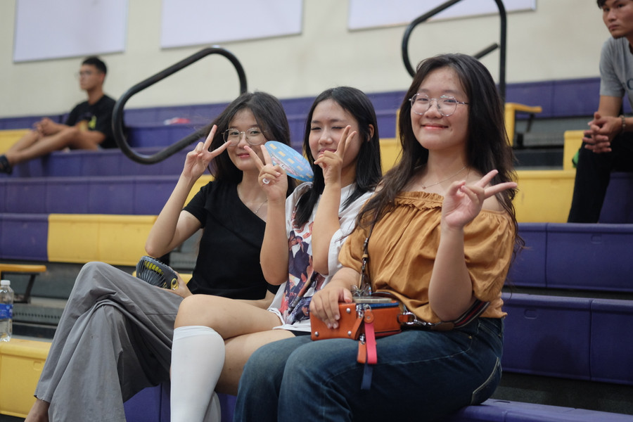 Khán giả cổ vũ trận bóng rổ. Khán giả cổ vũ trận bóng rổ.