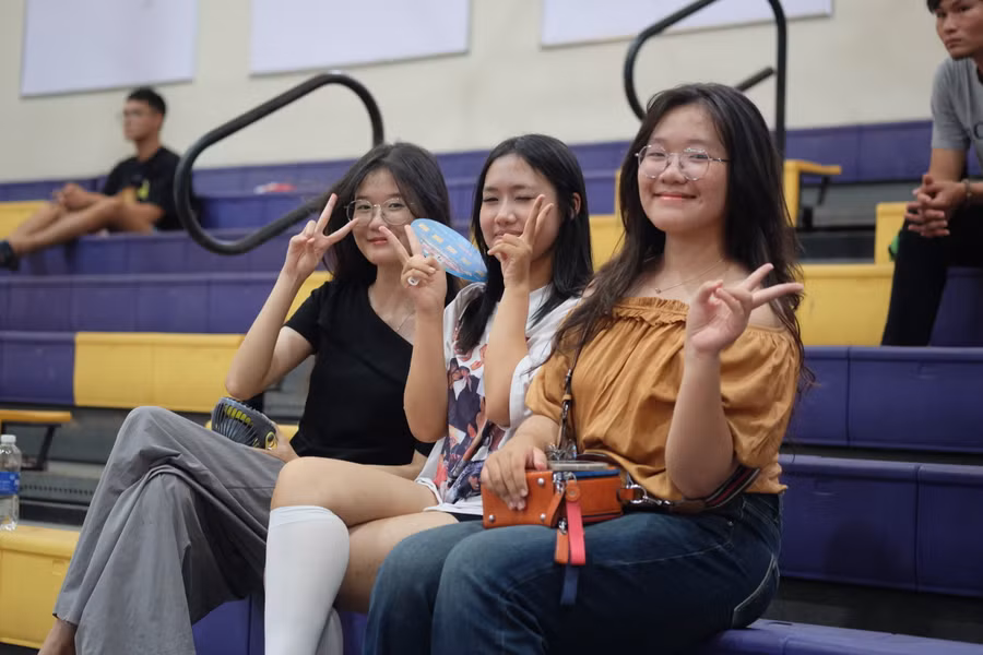 Khán giả cổ vũ trận bóng rổ.