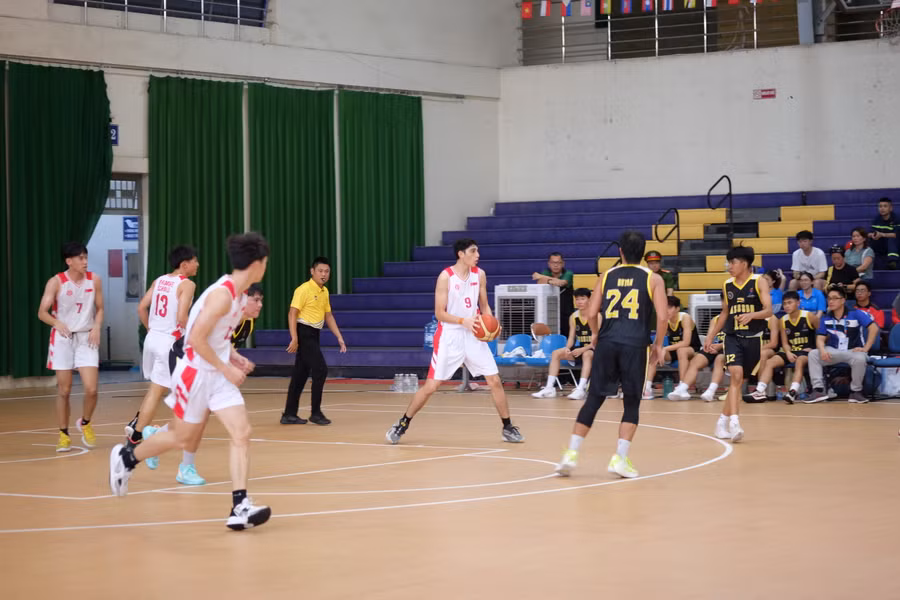 Những màn thể hiện đẳng cấp của đội Singapore (áo trắng).