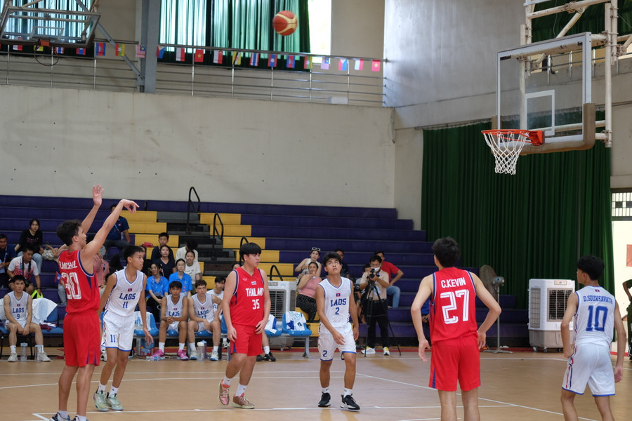 Phần thi đấu của đội tuyển bóng rổ Lào (áo trắng) và Thái Lan (áo đỏ). Phần thi đấu của đội tuyển bóng rổ Lào (áo trắng) và Thái Lan (áo đỏ).