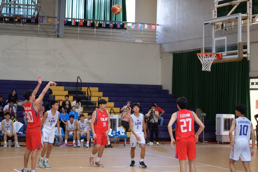 Phần thi đấu của đội tuyển bóng rổ Lào (áo trắng) và Thái Lan (áo đỏ).