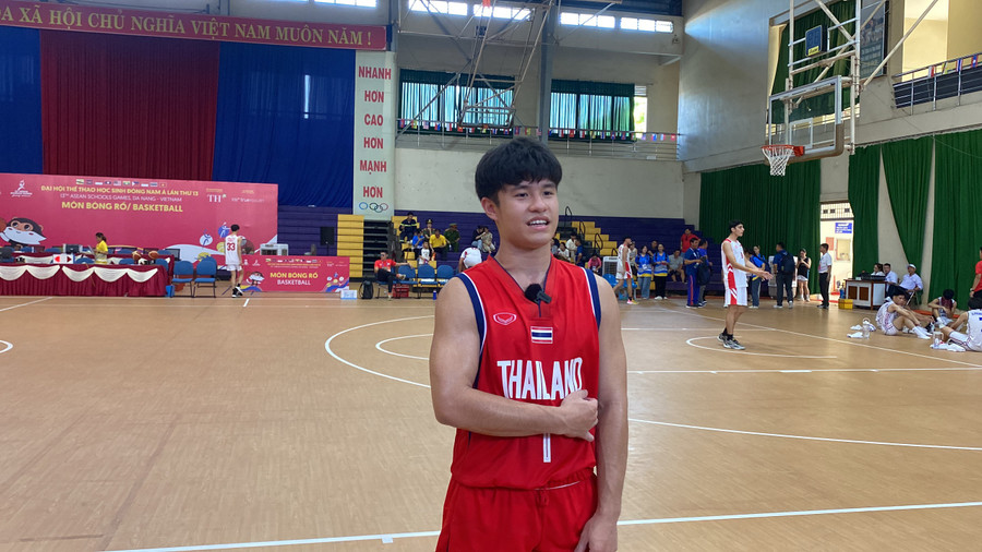 Em Jirakorn Noah Schmid - đội tuyển bóng rổ nam của Thái Lan trả lời báo chí. Em Jirakorn Noah Schmid - đội tuyển bóng rổ nam của Thái Lan trả lời báo chí.