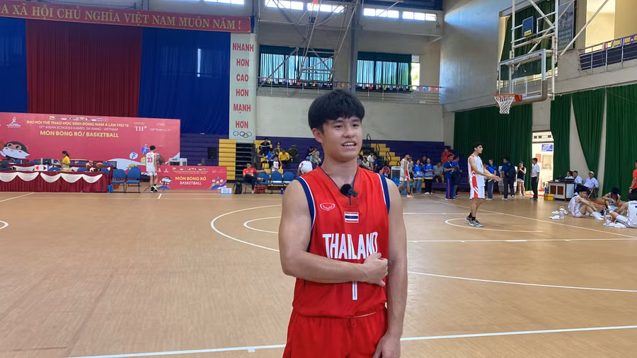 Em Jirakorn Noah Schmid - đội tuyển bóng rổ nam của Thái Lan trả lời báo chí.