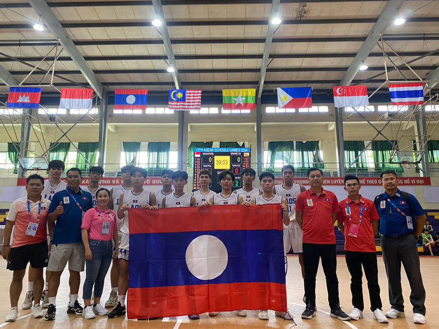 Ban huấn luyện và cầu thủ bóng rổ của đội Lào. Ban huấn luyện và cầu thủ bóng rổ của đội Lào.