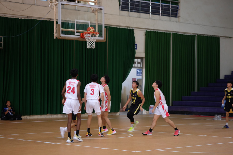 Trận đấu còn lại cũng không kém phần hấp dẫn đó là giữa đội nam Singapore (áo trắng) và Brunei (áo đen). Trận đấu còn lại cũng không kém phần hấp dẫn đó là giữa đội nam Singapore (áo trắng) và Brunei (áo đen).