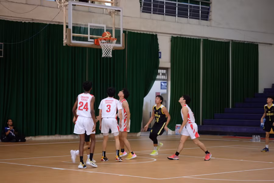 Trận đấu còn lại cũng không kém phần hấp dẫn đó là giữa đội nam Singapore (áo trắng) và Brunei (áo đen).