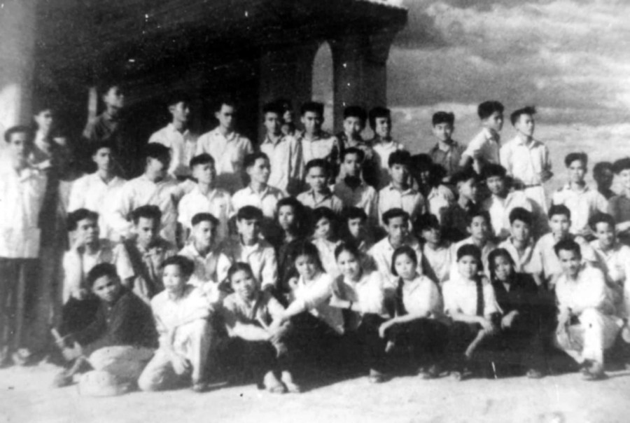 Những ngày đầu thành lập, Nhà trường chỉ có 4 lớp với 203 học sinh.