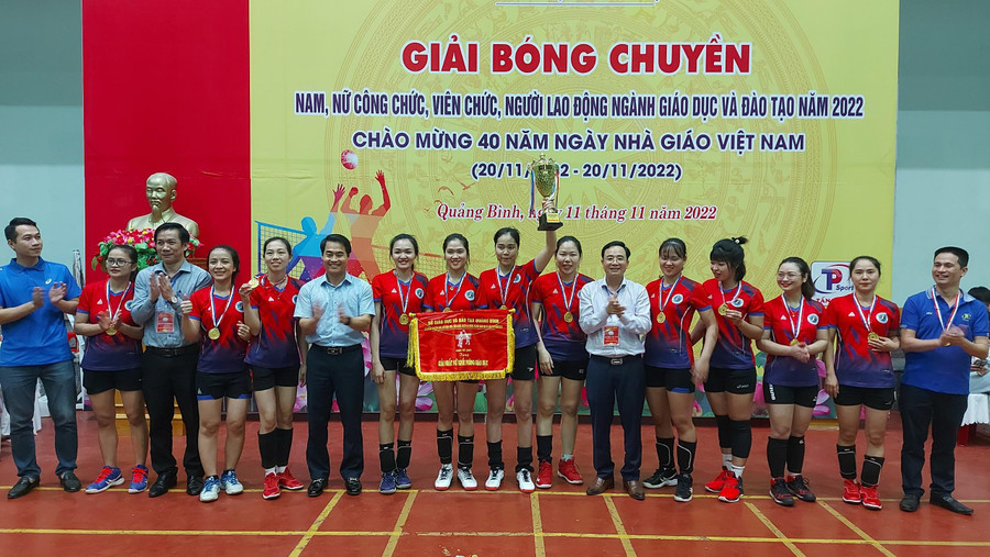 Ban tổ chức trao giải Nhất nữ cho đơn vị phòng Giáo dục TP Đồng Hới.