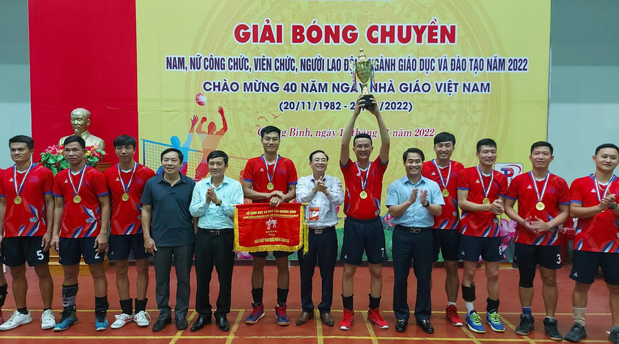 Ban tổ chức trao giải Nhất nam cho Phòng GD&amp;ĐT thị xã Ba Đồn.