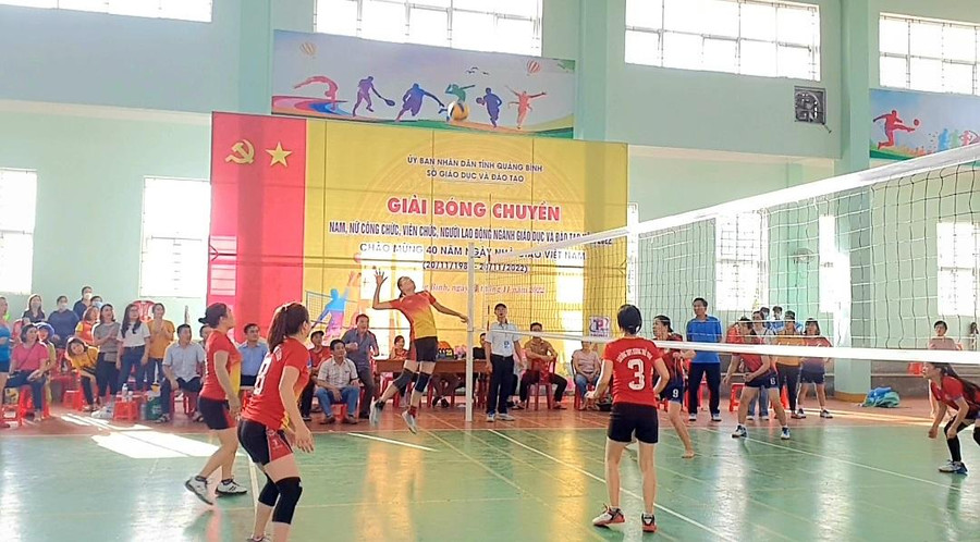 Các trận đấu diễn ra sôi nổi, hấp dẫn, thu hút rất đông khán giả xem và cổ vũ.