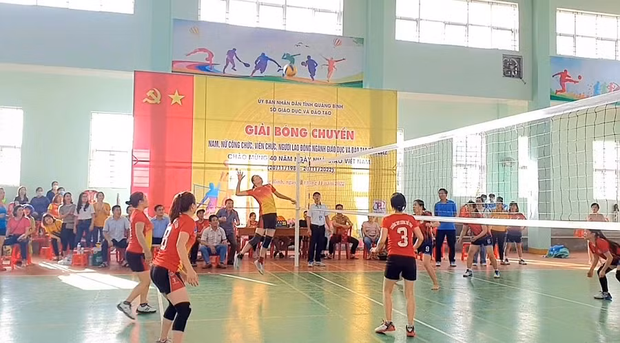 Các trận đấu diễn ra sôi nổi, hấp dẫn, thu hút rất đông khán giả xem và cổ vũ.