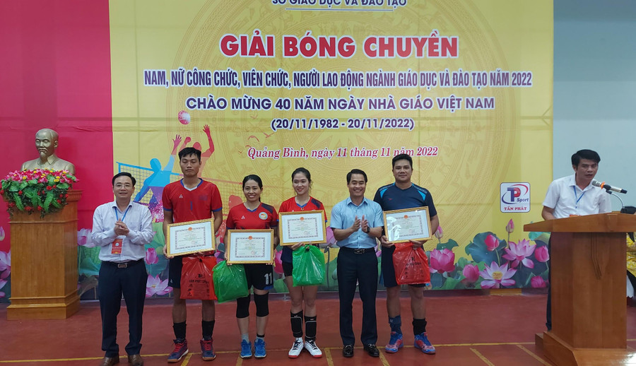 Ban tổ chức trao giải cho các vận động viên xuất sắc.