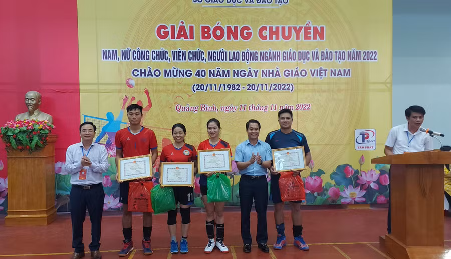 Ban tổ chức trao giải cho các vận động viên xuất sắc.