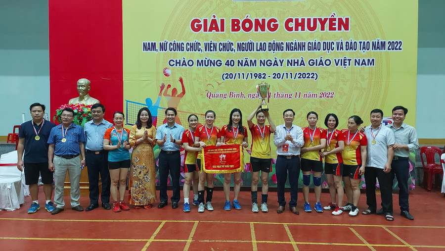 Ban tổ chức trao giải Nhất nữ cho đội tuyển Trường THPT Lương Thế Vinh.