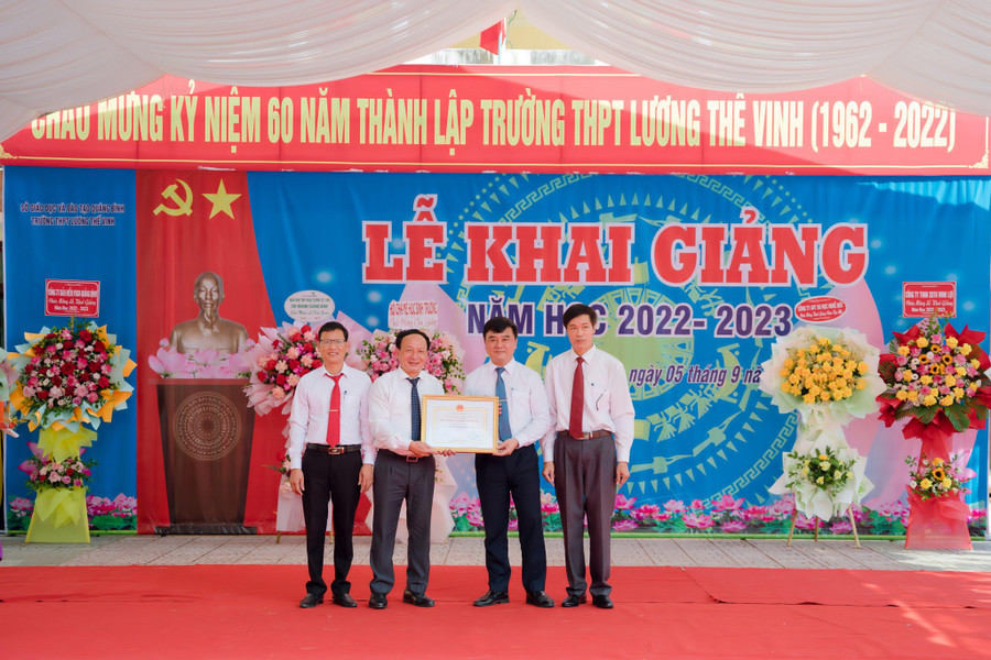 Ông Trần Hải Châu, Phó Bí thư Thường trực Tỉnh ủy Quảng Bình trao danh hiệu Tập thể Lao động xuất sắc cho Ban giám hiệu Trường THPT Lương Thế Vinh.