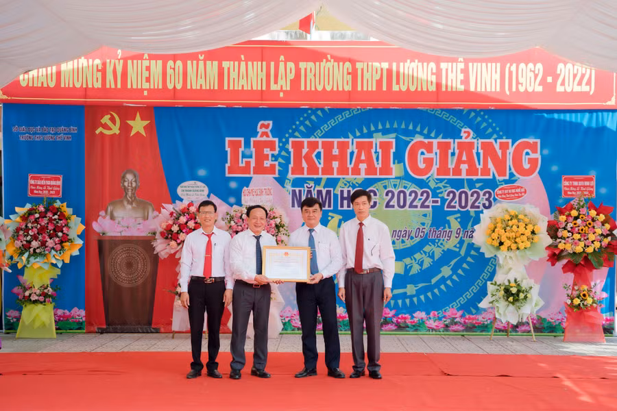 Ông Trần Hải Châu, Phó Bí thư Thường trực Tỉnh ủy Quảng Bình trao danh hiệu Tập thể Lao động xuất sắc cho Ban giám hiệu Trường THPT Lương Thế Vinh.