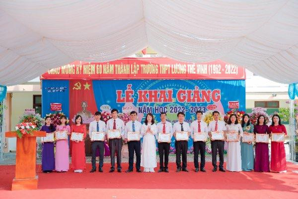 Lãnh đạo Sở GD&ĐT Quảng Bình trao danh hiệu Chiến sĩ thi đua cơ sở cho giáo viên Trường THPT Lương Thế Vinh dịp khai giảng năm học mới 2022-2023.