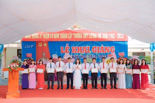 Lãnh đạo Sở GD&ĐT Quảng Bình trao danh hiệu Chiến sĩ thi đua cơ sở cho giáo viên Trường THPT Lương Thế Vinh dịp khai giảng năm học mới 2022-2023.
