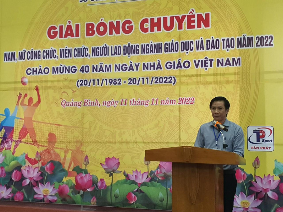 Ông Nguyễn Đình Hải – Phó Giám đốc Sở GD&ĐT Quảng Bình báo cáo kết quả giải đấu.
