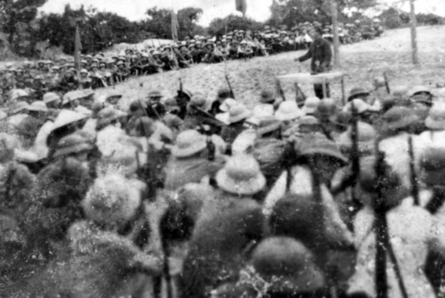 Trong chiến tranh, nhiều học sinh xung phong tòng quân đánh giặc Mỹ.