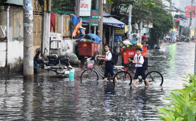 Học sinh TPHCM vất vả đi bộ về nhà khi nước bủa vây khắp lối do triều cường (Ảnh: C.Chương) Học sinh TPHCM vất vả đi bộ về nhà khi nước bủa vây khắp lối do triều cường (Ảnh: C.Chương)
