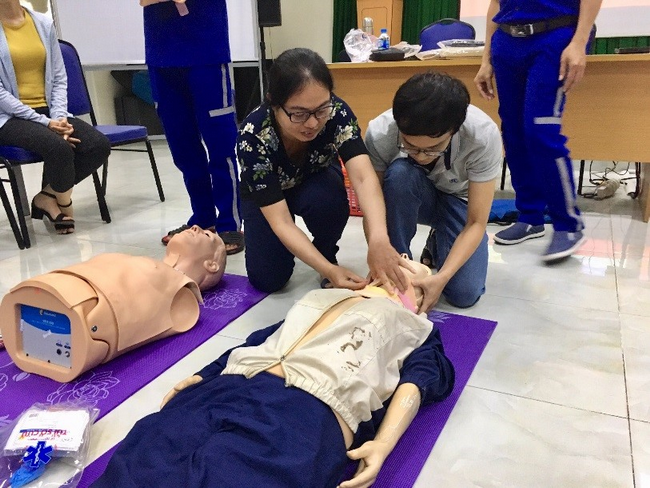 Học viên thực hành kỹ thuật nẹp cố định cột sống cổ ( Ảnh: Sở Y tế TP.HCM) Học viên thực hành kỹ thuật nẹp cố định cột sống cổ ( Ảnh: Sở Y tế TP.HCM)