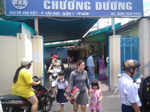 Học sinh Trường Tiểu học Chương Dương (494 Võ Văn Kiệt, phường Cầu Kho, Quận 1) gần chung cư phải sơ tán học tạm tại cơ sở Nguyễn Trãi quận 1.