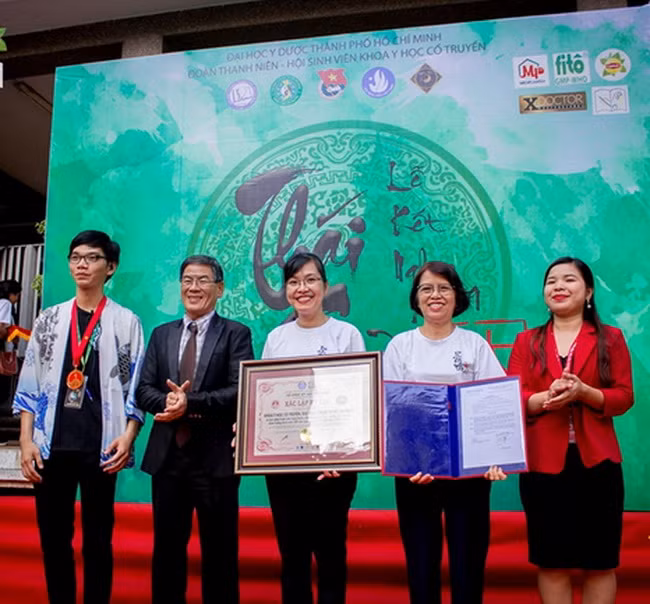 Đại diện Kỷ lục Guiness Việt Nam xác nhận và công bố- Tác phẩm Tranh ghép Chân dung Y tổ Việt Nam - Hải Thượng Lãn Ông Lê Hữu Trác lớn nhất Việt Nam