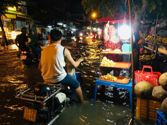 Người dân quận 7- TPHCM, vất vả mưu sinh khi nước ngập do triều cường ( Ảnh: C.Chương) Người dân quận 7- TPHCM, vất vả mưu sinh khi nước ngập do triều cường ( Ảnh: C.Chương)