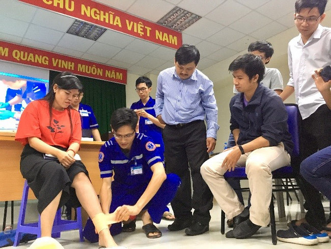 Học viên thực hành kỹ thuật sơ cứu rắn cắn.(Ảnh: Sở Y tế)