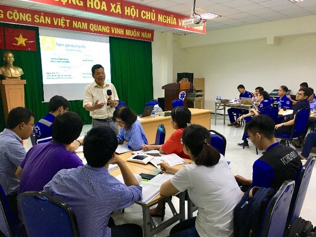 Thầy thuốc nhân dân, BS. Bạch Văn Cam – Chủ tịch Hội HSCC TP.HCM hướng dẫn tiếp cận ban đầu người bệnh theo ABCDE . (Ảnh: Sở Y tế TP.HCM) Thầy thuốc nhân dân, BS. Bạch Văn Cam – Chủ tịch Hội HSCC TP.HCM hướng dẫn tiếp cận ban đầu người bệnh theo ABCDE . (Ảnh: Sở Y tế TP.HCM)