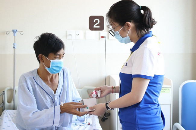 Nhân viên Y tế phát quà tài trợ tặng cho bệnh nhân