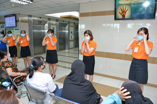 Nhân viên BV hướng dẫn cách đeo khẩu trang phòng bệnh đúng cách