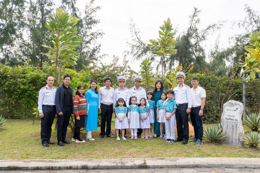 Đoàn lãnh đạo của Lữ đoàn Tàu ngầm 189 và Tàu ngầm 186 Đà Nẵng đã có dịp tham quan Công viên Trường Sa tại Sky-Line Hill. Ảnh: Sky-Line.