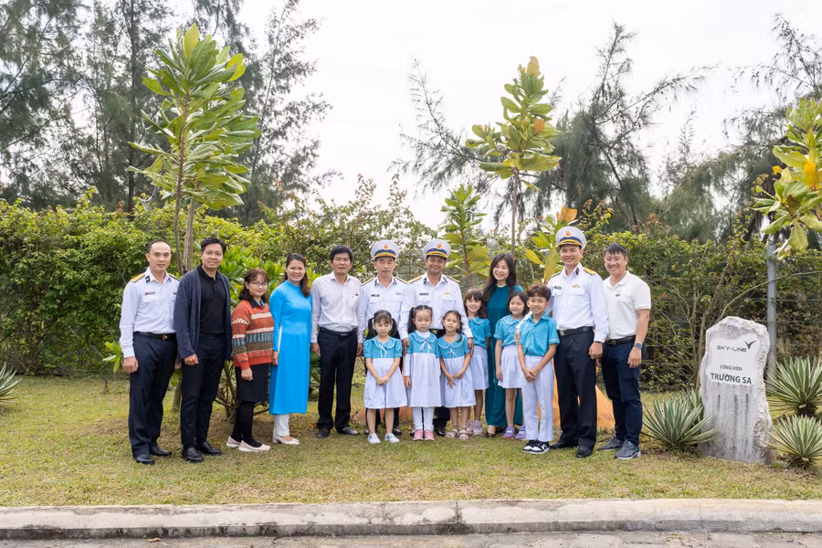 Đoàn lãnh đạo của Lữ đoàn Tàu ngầm 189 và Tàu ngầm 186 Đà Nẵng đã có dịp tham quan Công viên Trường Sa tại Sky-Line Hill. Ảnh: Sky-Line.