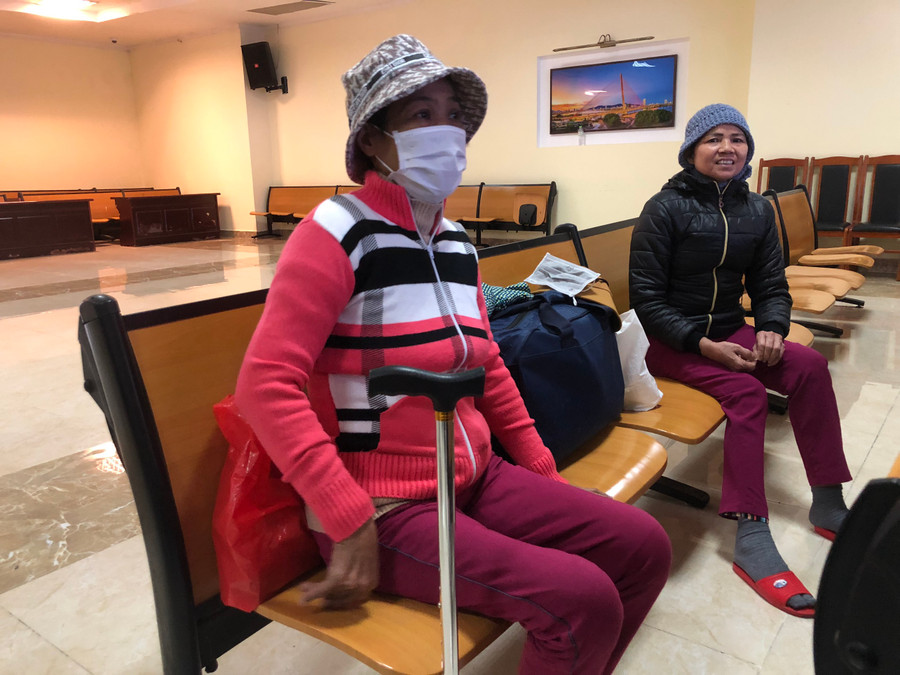 Bà Ra (mặc áo hồng) và bà Thử vui mừng khi được về quê đón Tết cổ truyền cùng gia đình. Ảnh: Hoàng Vinh.