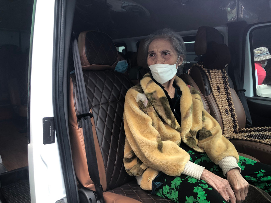 Gần 100 bệnh nhân có hoàn cảnh khó khăn được đưa về quê đón Tết trên chuyến xe nghĩa tình của Bệnh viện Đà Nẵng. Ảnh: Hoàng Vinh.