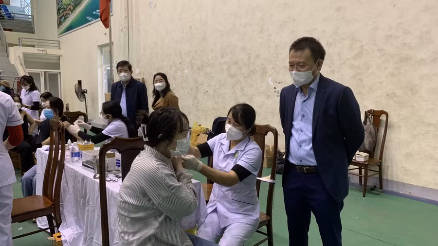 Quảng Bình tổ chức tiêm vắc xin trước cho học sinh lứa 16-17 tuổi, sau đó hạ dần độ tuổi: Ảnh: N.H.