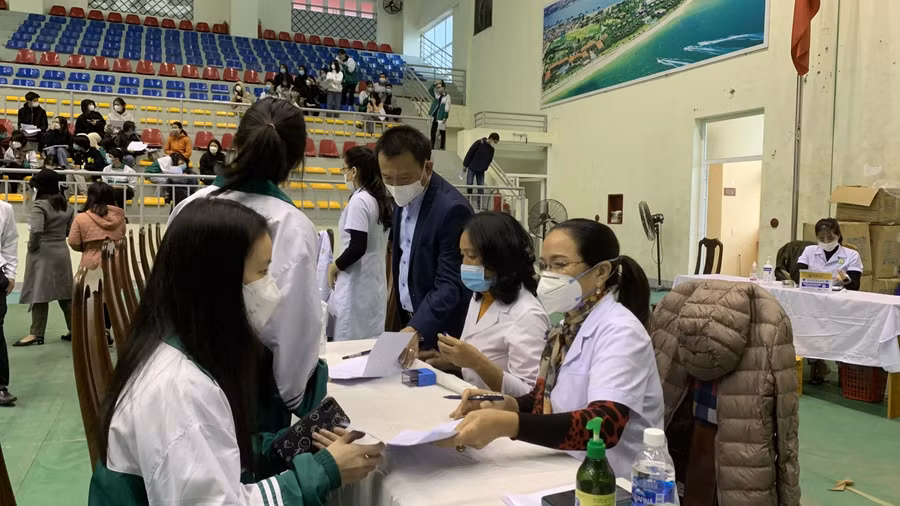 Quy trình tiêm vắc xin được thực hiện chặt chẽ, nghiêm túc.