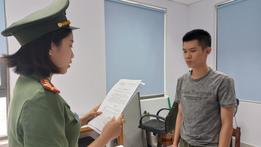 Tống đạt quyết định khởi tố bị can, bắt tạm giam đối với Võ Lê Hoàng Tú về hành vi "Tàng trữ trái phép vũ khí quân dụng". Ảnh: Công an Đà Nẵng. Tống đạt quyết định khởi tố bị can, bắt tạm giam đối với Võ Lê Hoàng Tú về hành vi "Tàng trữ trái phép vũ khí quân dụng". Ảnh: Công an Đà Nẵng.