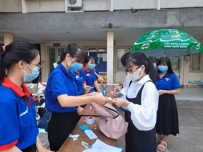 Thí sinh đến khu gửi đồ tư trang để vào làm thủ tục thi